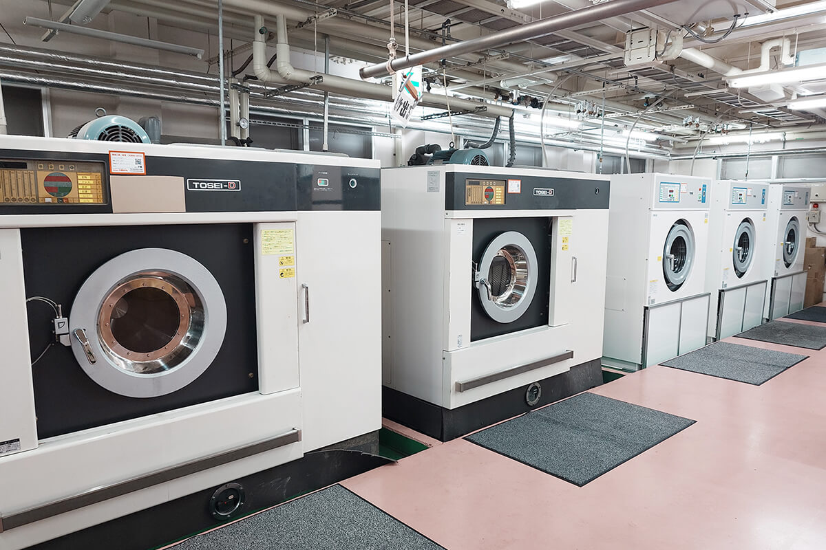 社内風景：ドライクリーニングマシン